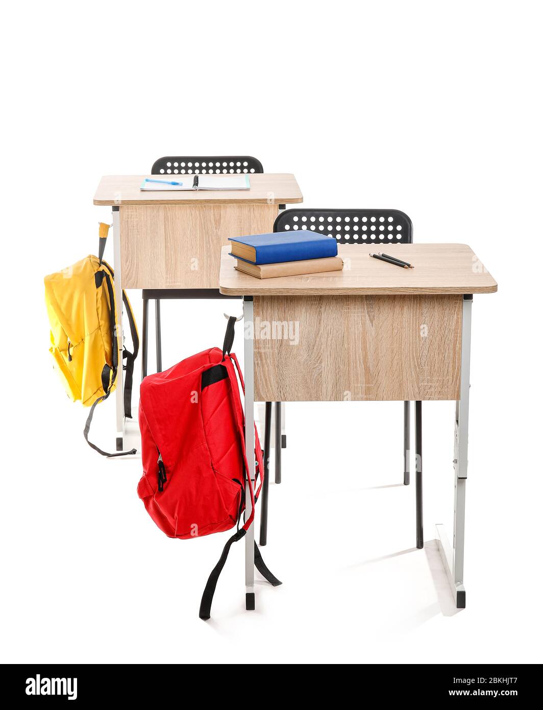 Bureau scolaire avec chaises et sacs à dos sur fond blanc Banque D'Images