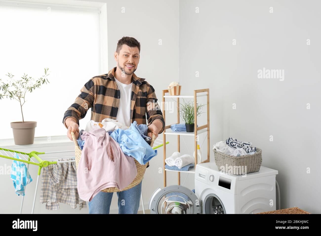 Un homme decontent qui fait du linge a la maison Photo Stock Alamy