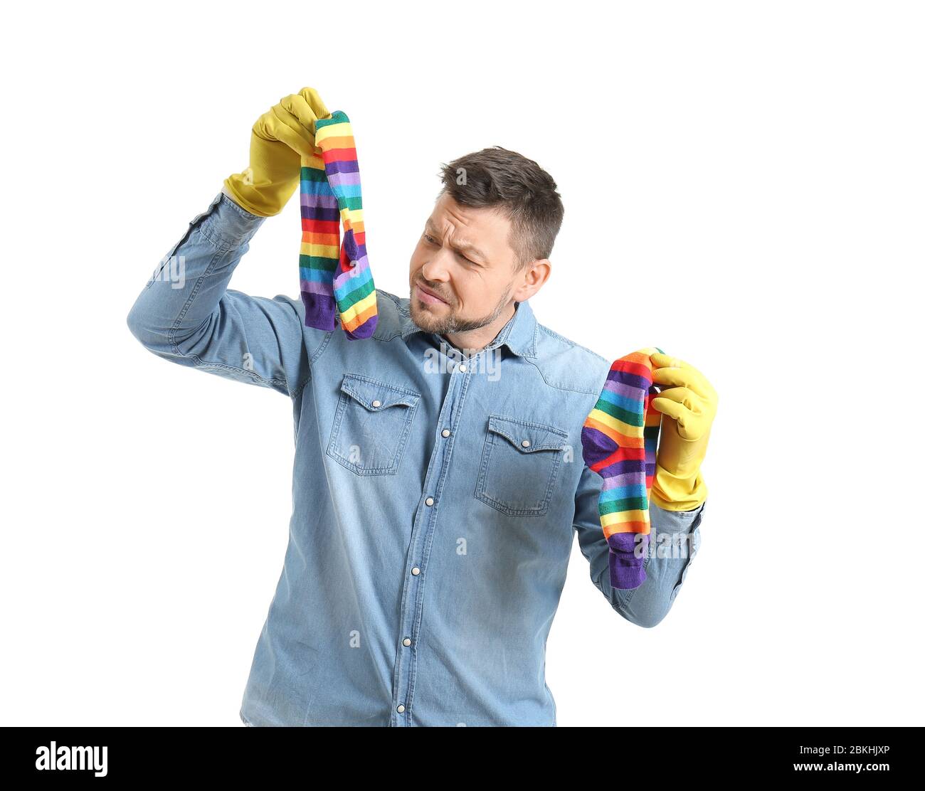 Homme décontent avec des chaussettes sales sur fond blanc Photo Stock -  Alamy