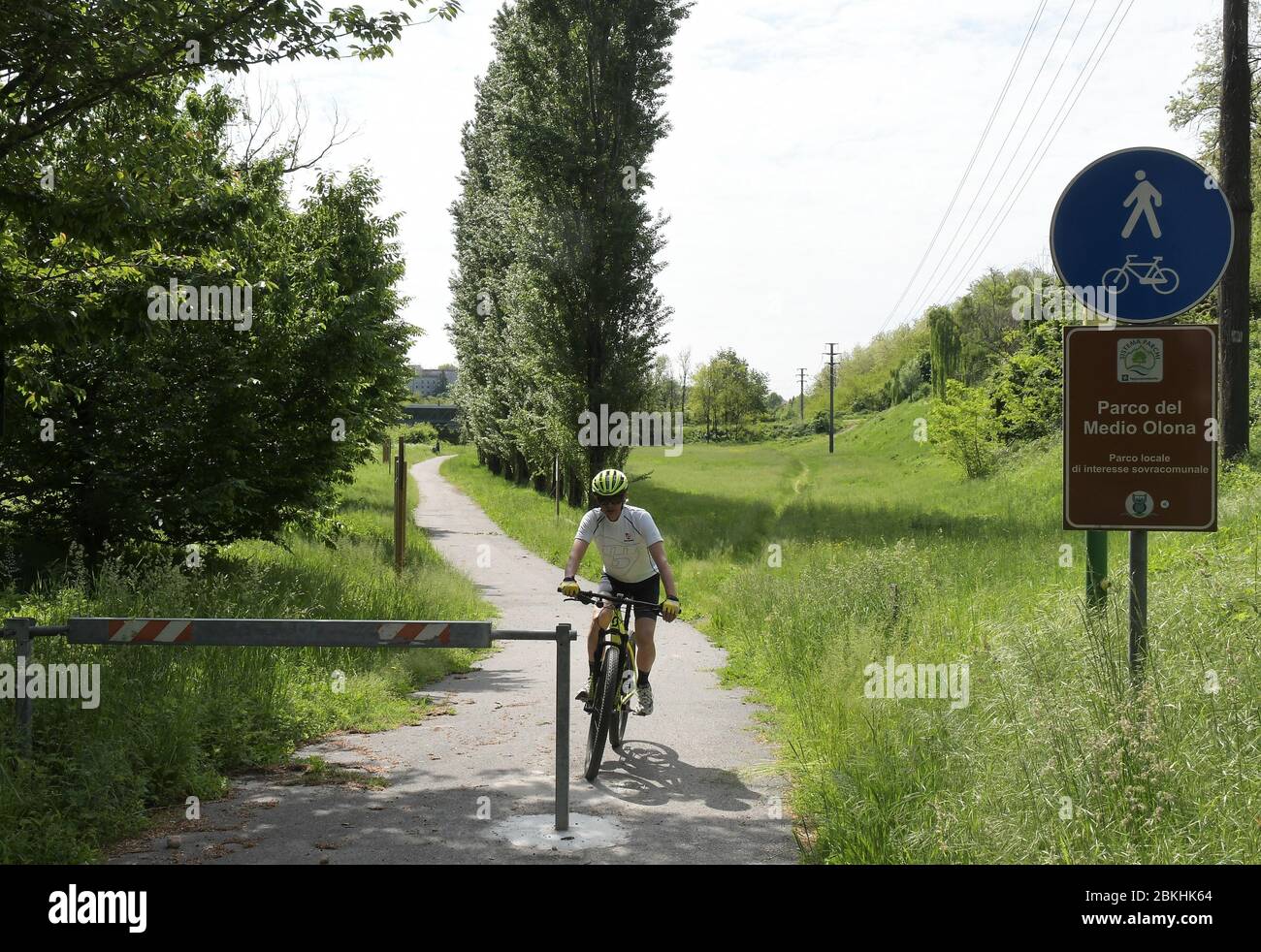 Milan, Italie. 04 mai 2020. Milan, Italie Coronavirus Covid-19 Phase 2 d'aujourd'hui réouverture des activités sportives de plein air course, marche et cyclisme dans la photo: Sports avec course à pied et vélo activités crédit: Agence indépendante de photo / Alay Live News Banque D'Images