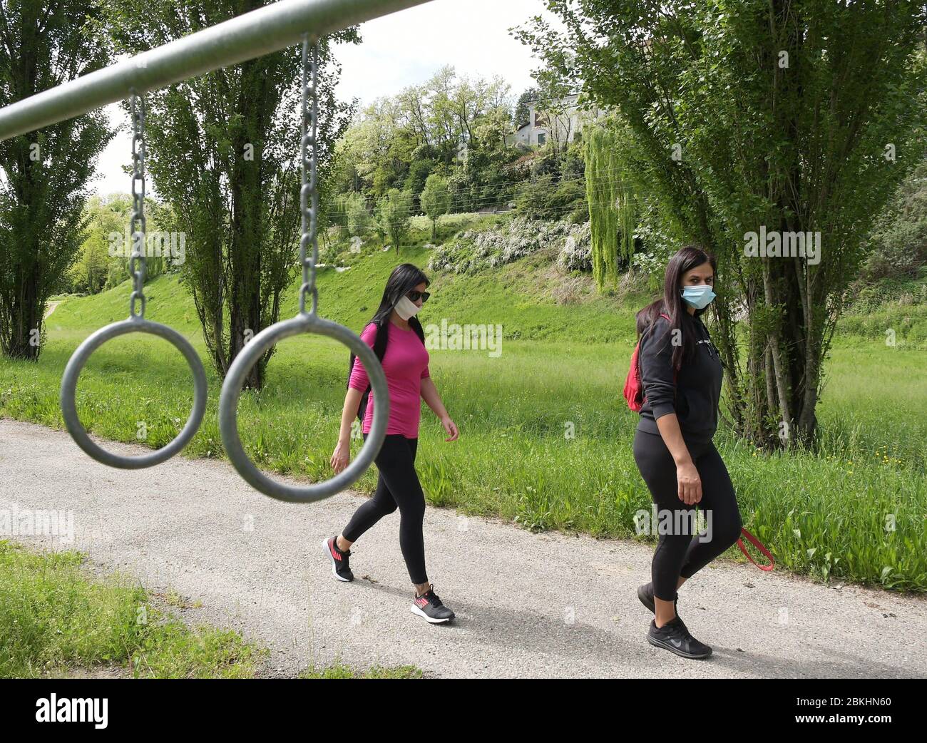 Milan, Italie. 04 mai 2020. Milan, Italie Coronavirus Covid-19 Phase 2 d'aujourd'hui réouverture des activités sportives de plein air course, marche et cyclisme dans la photo: Sports avec course à pied et vélo activités crédit: Agence indépendante de photo / Alay Live News Banque D'Images