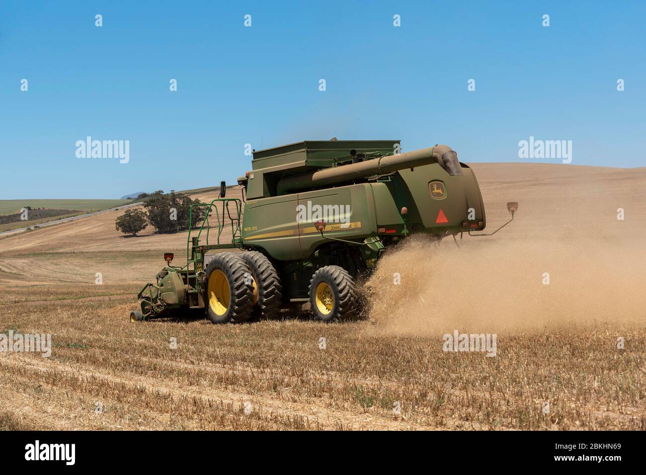 Caledon, Cap occidental, Afrique du Sud. 2019. Moissonneuse-batteuse travaillant sur les wheatlands, près de Caledon, Afrique du Sud. Banque D'Images