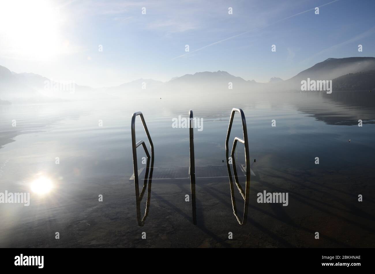 Grande vue du lac d'Annecy et les montagnes d'Annecy city,France Banque D'Images