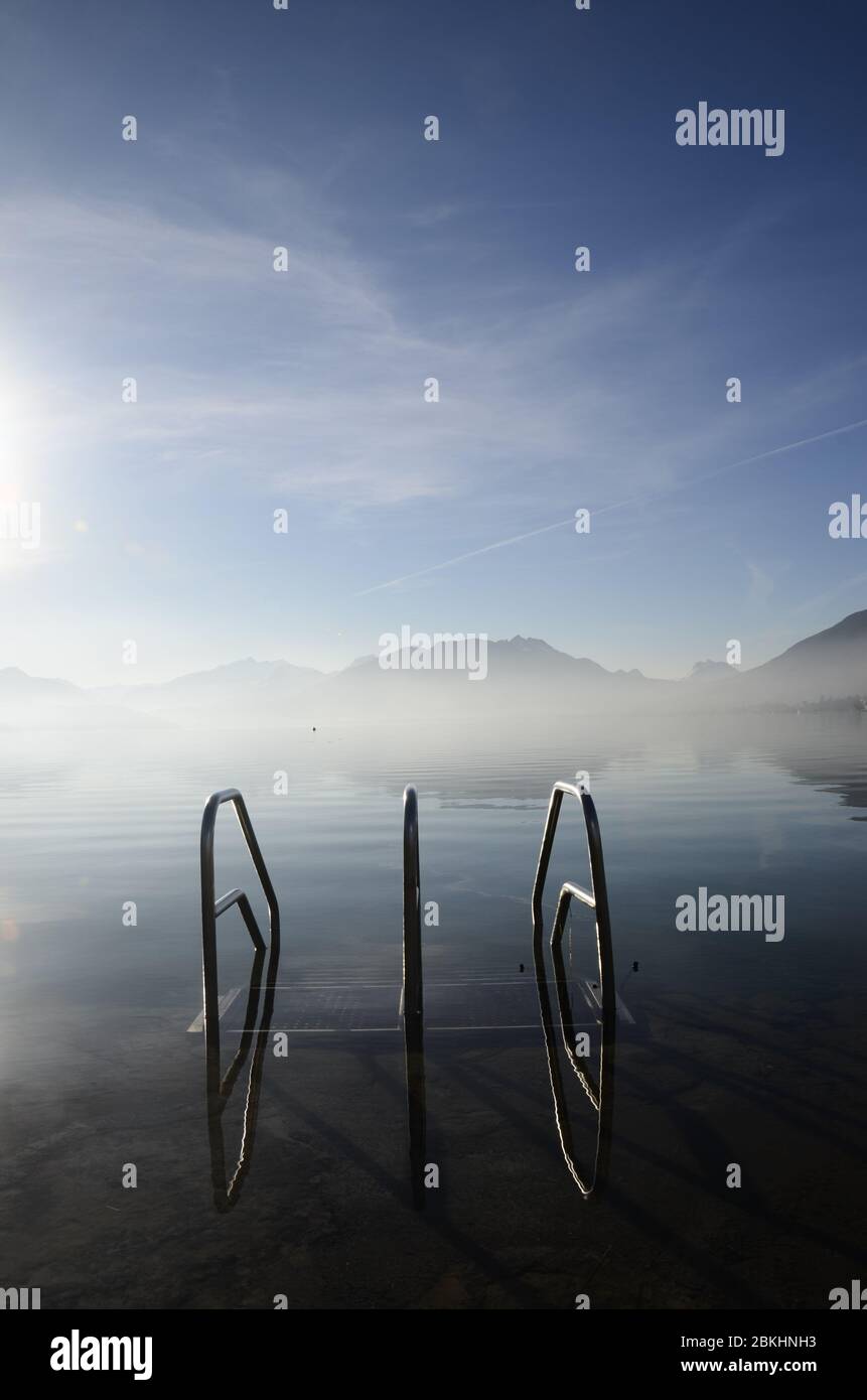 Grande vue du lac d'Annecy et les montagnes d'Annecy city,France Banque D'Images