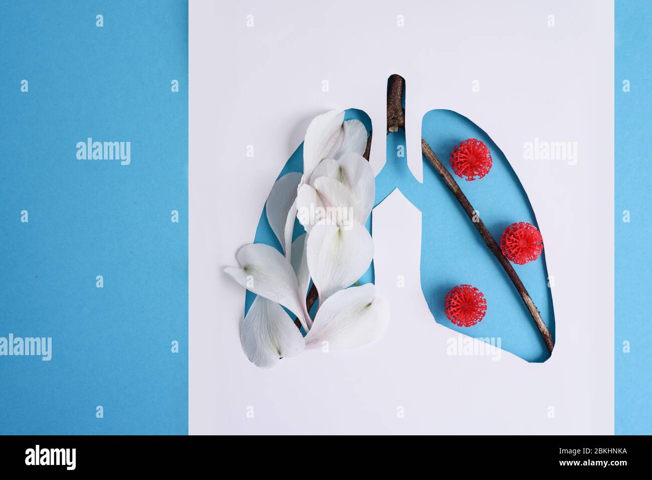 Concept de coronavirus. Poumons en papier avec boules rouges. Article minimal : Journée mondiale de la tuberculose ou Journée mondiale du poumon. Poumons Blue Hole comme symbole de la hea Banque D'Images