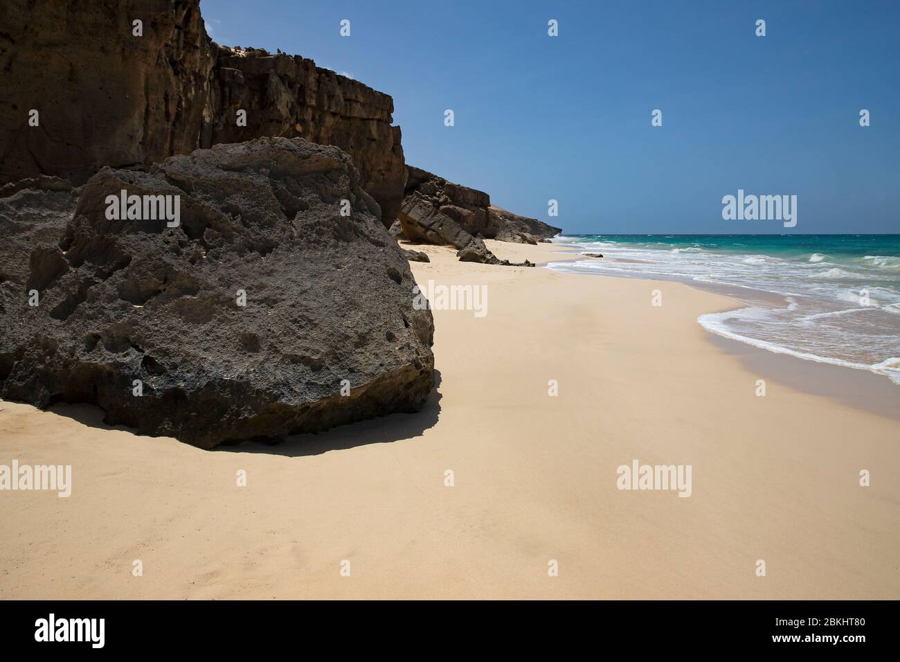 Roches volcaniques à Praia de Santa Mónica, plage de sable sur l'île de Boa Vista, archipel Cap-Vert / Cap-Vert dans l'océan Atlantique Banque D'Images