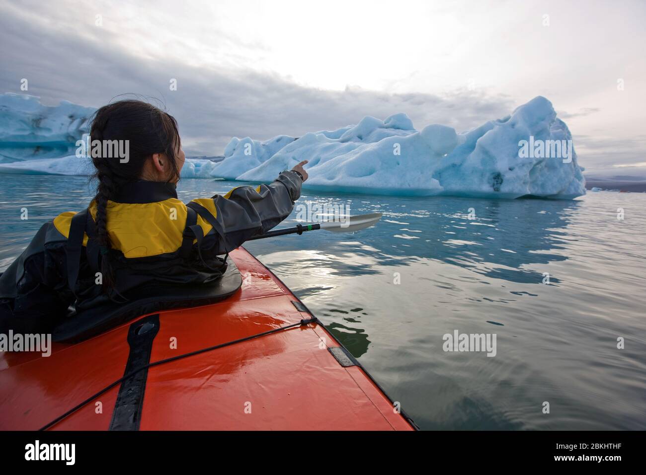 Femme en kayak de mer sur la lagune de glacier JökulsááárlÃ³n en Islande  Photo Stock - Alamy