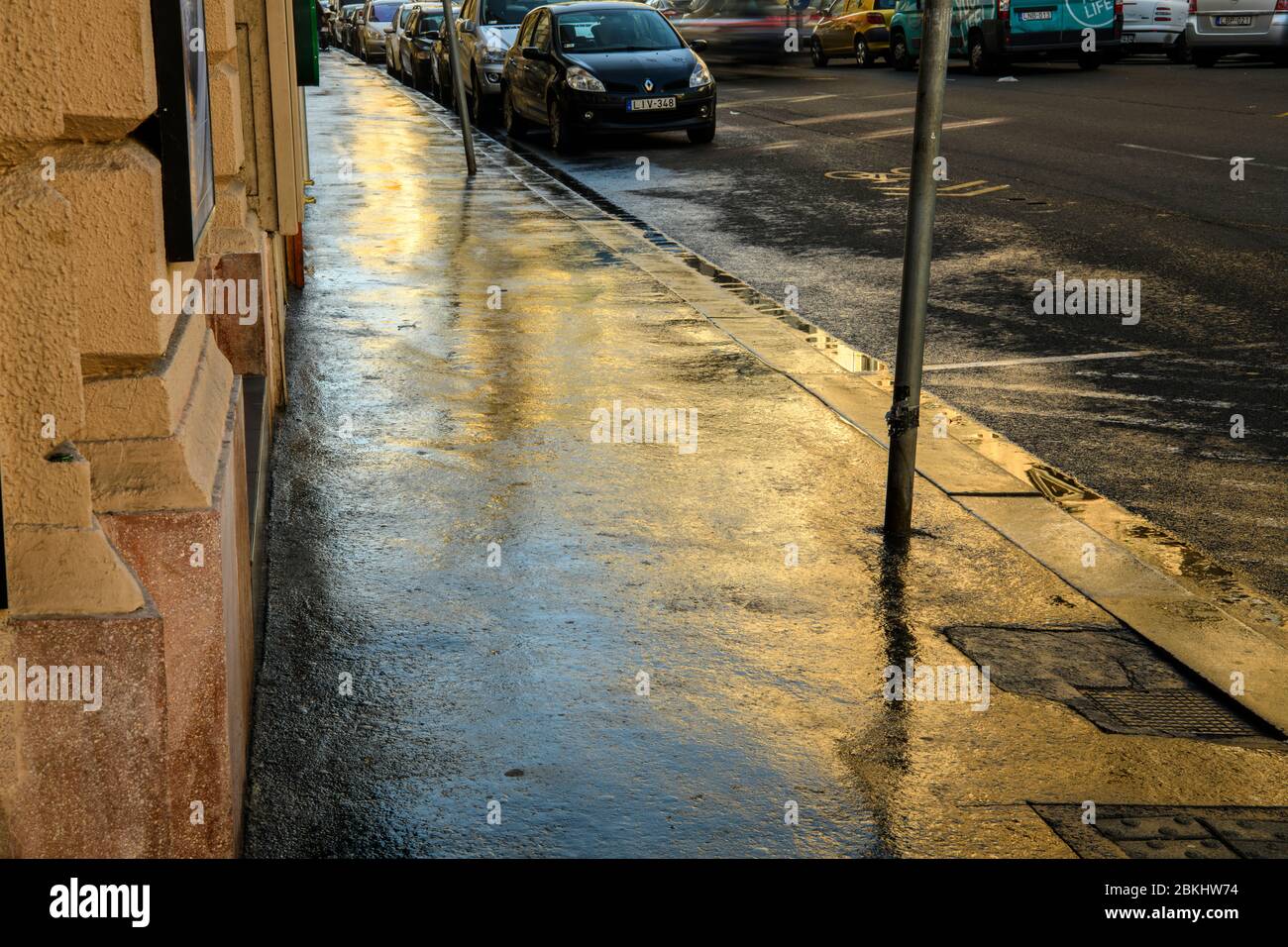 Centre ville de Budapest (Pest)- réflexions dans un trottoir humide de rue., Budapest, Hongrie centrale, Hongrie Banque D'Images