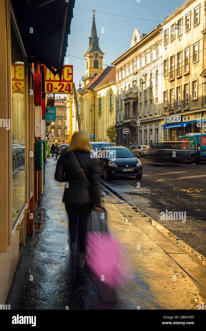 Centre ville de Budapest (Pest)- réflexions dans un trottoir humide de rue., Budapest, Hongrie centrale, Hongrie Banque D'Images