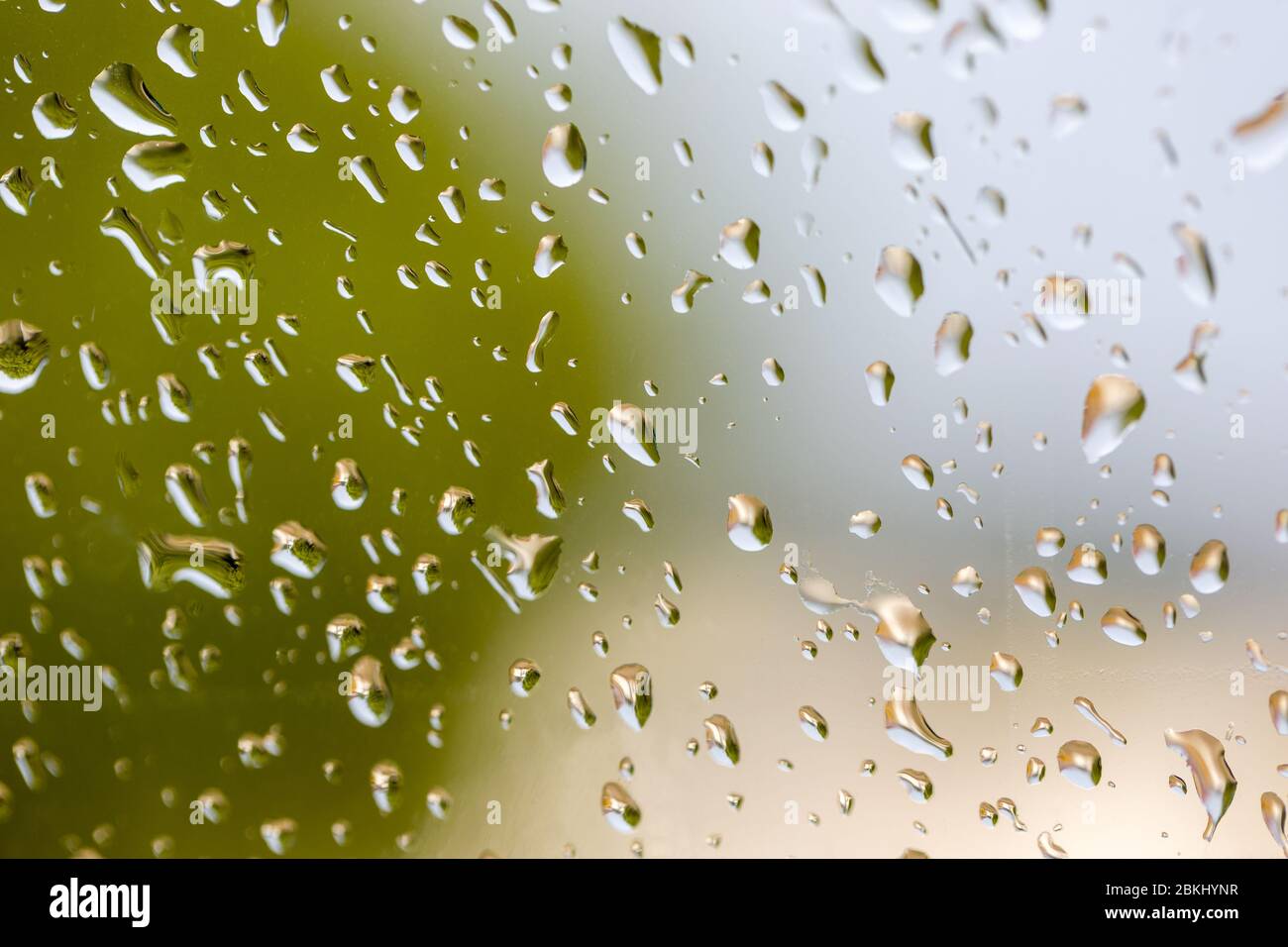 Grosses gouttes de pluie sur le pare-brise de la voiture. Vue intérieure. Photo sélective. Banque D'Images