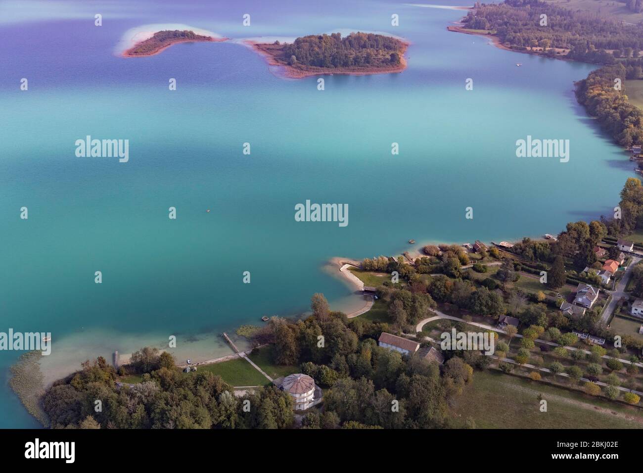 France, Savoie, avant la campagne savoyarde, le lac Aiguebelette, la maison ronde et les îles (vue aérienne) Banque D'Images