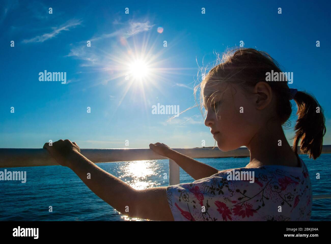 Petite fille en regardant le coucher du soleil à partir de bateau. L'île de  Rab, Croatie Photo Stock - Alamy