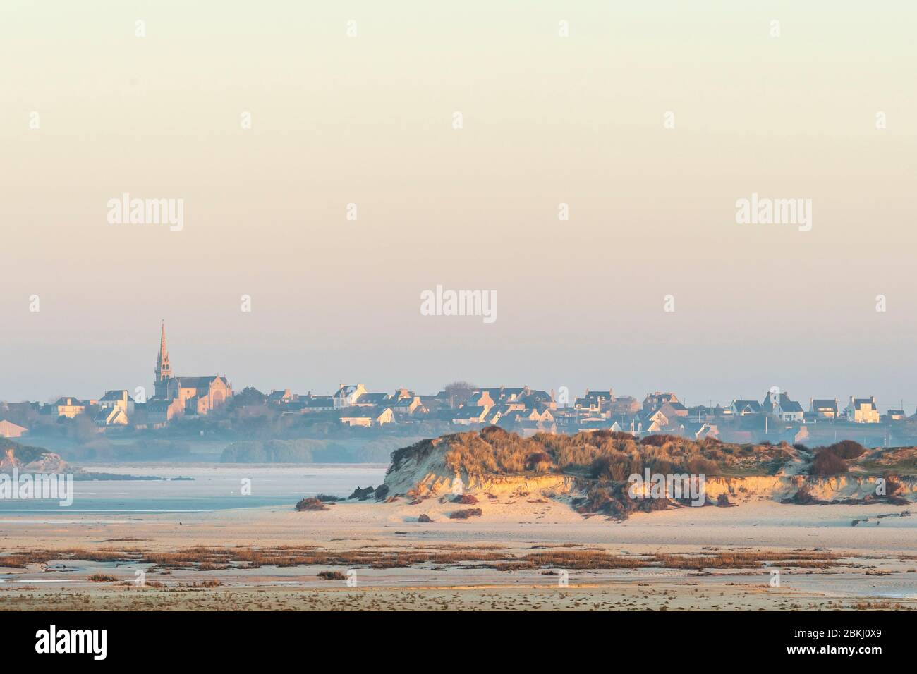 France, Finistère (29), Goulven, baie de Goulven au lever du soleil Banque D'Images