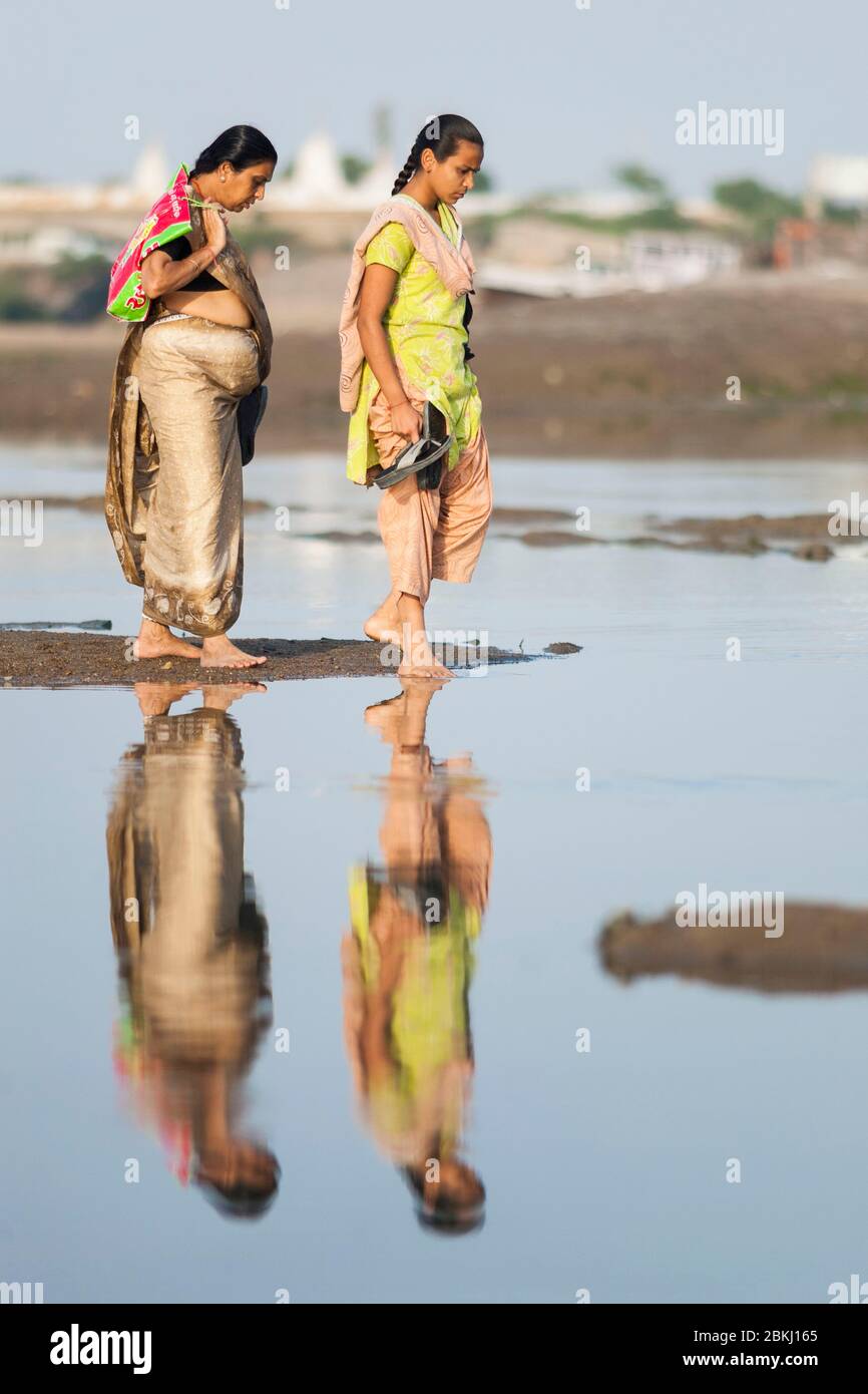 Inde, Etat du Gujarat, Mandvi, chantiers navals, deux femmes en sari semblent marcher sur l'eau Banque D'Images