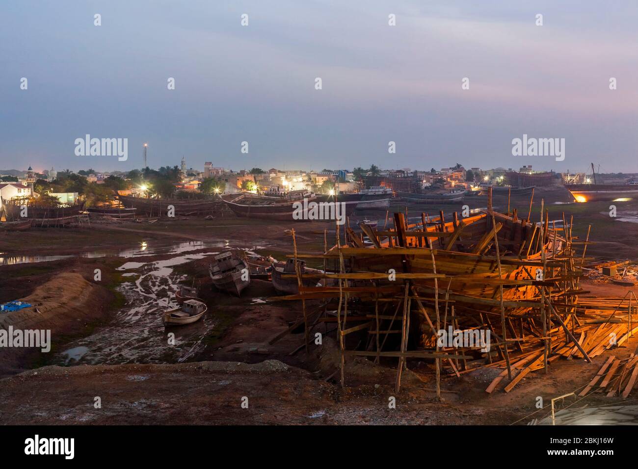 Inde, État du Gujarat, Mandvi, chantiers navals, vue élevée la nuit sur un dhow en construction Banque D'Images