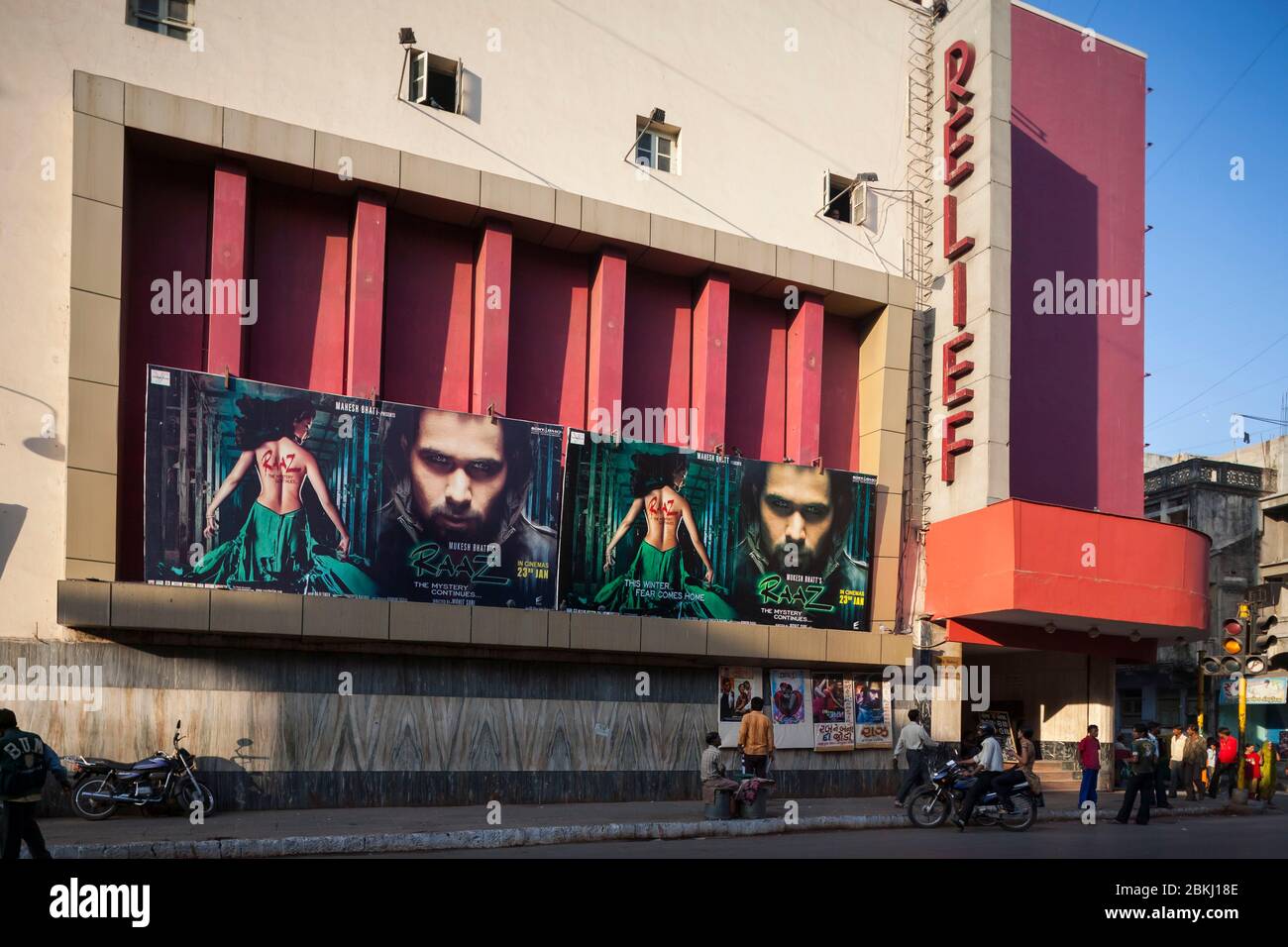 Inde, Etat du Gujarat, Ahmedabad, bâtiment contemporain abritant un cinéma Banque D'Images