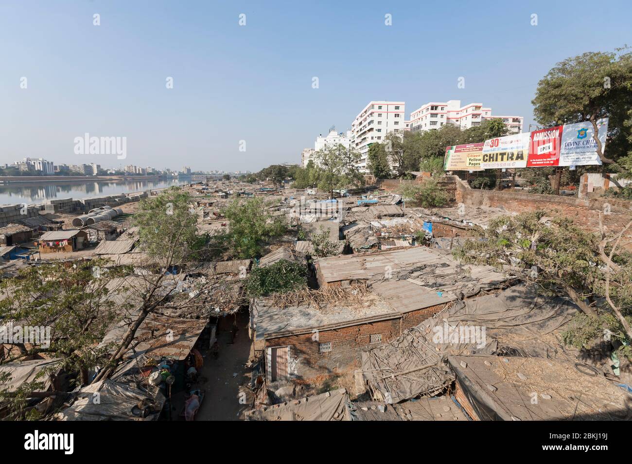 Inde, Etat du Gujarat, Ahmedabad, contraste social entre les grands immeubles de l'appartement et le taudis Banque D'Images