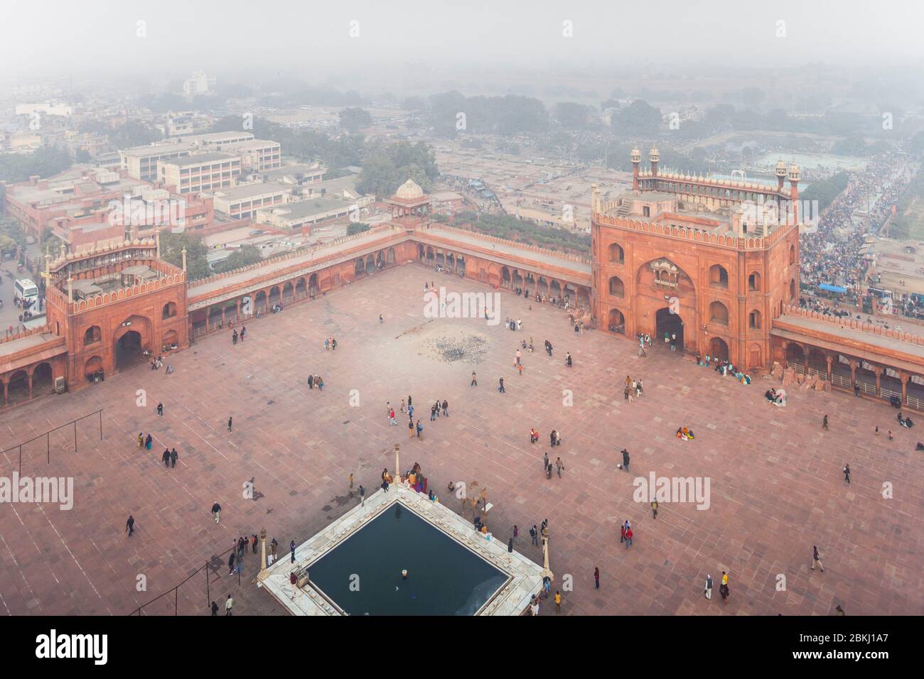 Inde, territoire de la capitale nationale de Delhi, Old Delhi, mosquée Jama Masjid construite par l'empereur moghal Shah Jahan en 1656, vue en hauteur sur l'esplanade, le bassin et la ville depuis un minaret Banque D'Images