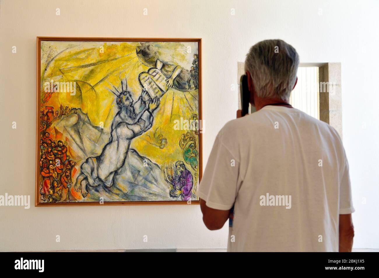 France, Alpes Maritimes, Nice, Musée National de Marc Chagall par l'architecte André Hermant et créé à l'initiative d'André Malraux, salle des peintures du message biblique, Moïse recevant les tablettes de la Loi Banque D'Images