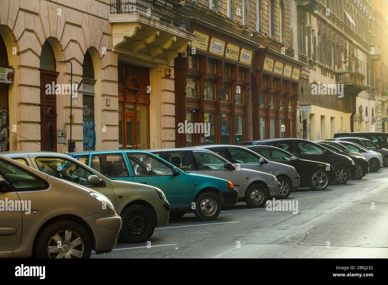 Centre ville de Budapest (Pest) - véhicules garés sur Liszt Ferenc Ter Side Street, Budapest, Hongrie centrale, Hongrie Banque D'Images
