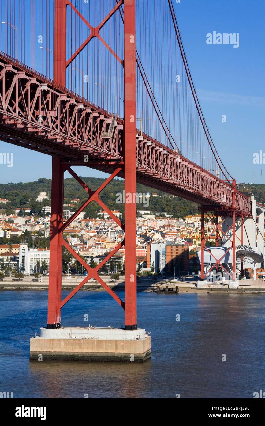 25 avril Pont sur la rivière Tejo, Lisbonne, Portugal, Europe Banque D'Images