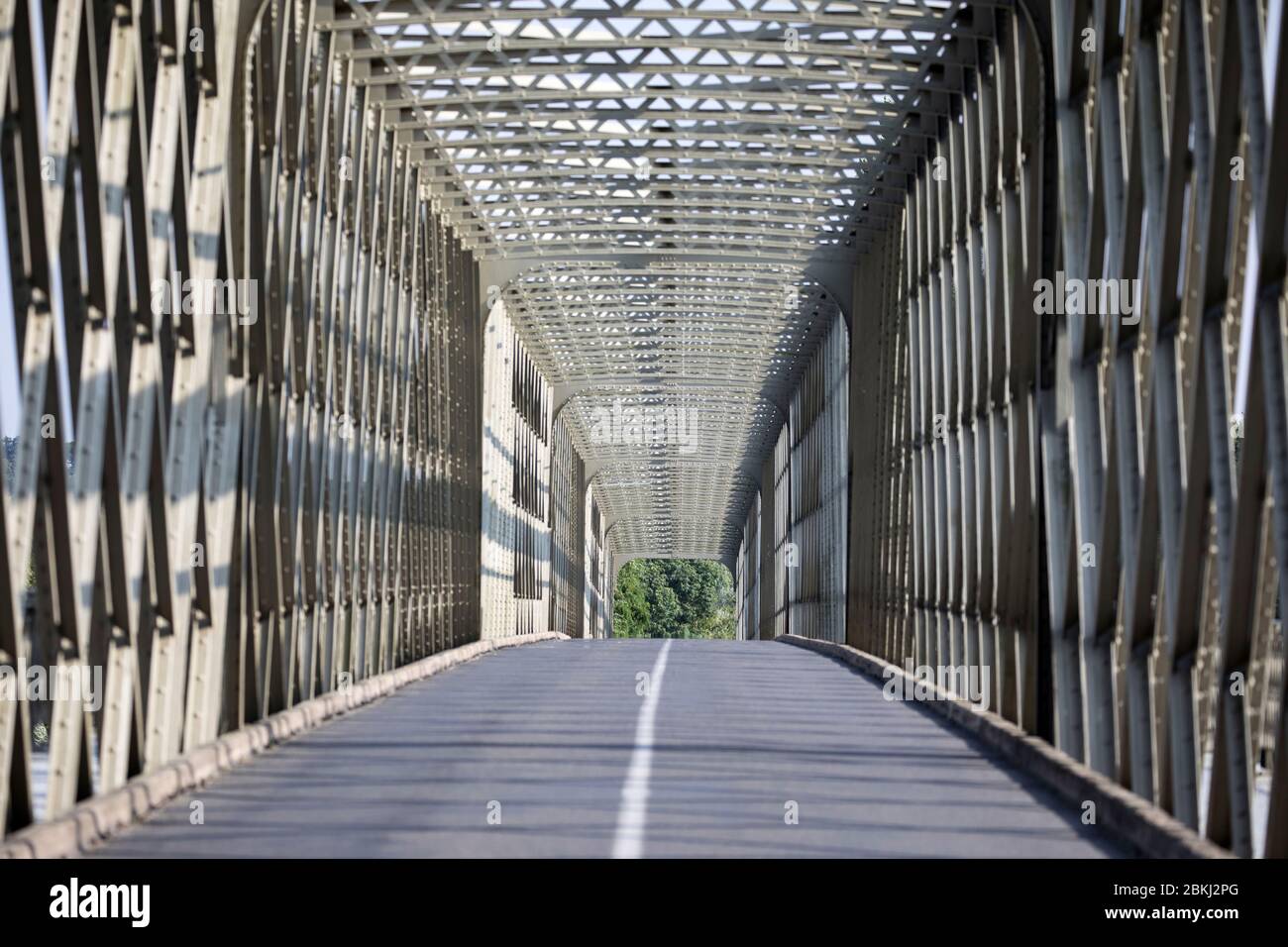 France, Maine et Loire, vallée de la Loire classée au patrimoine mondial par l'UNESCO, Béhuard, le pont de trellis de la ville double de Lombardières construit en 1947 Banque D'Images