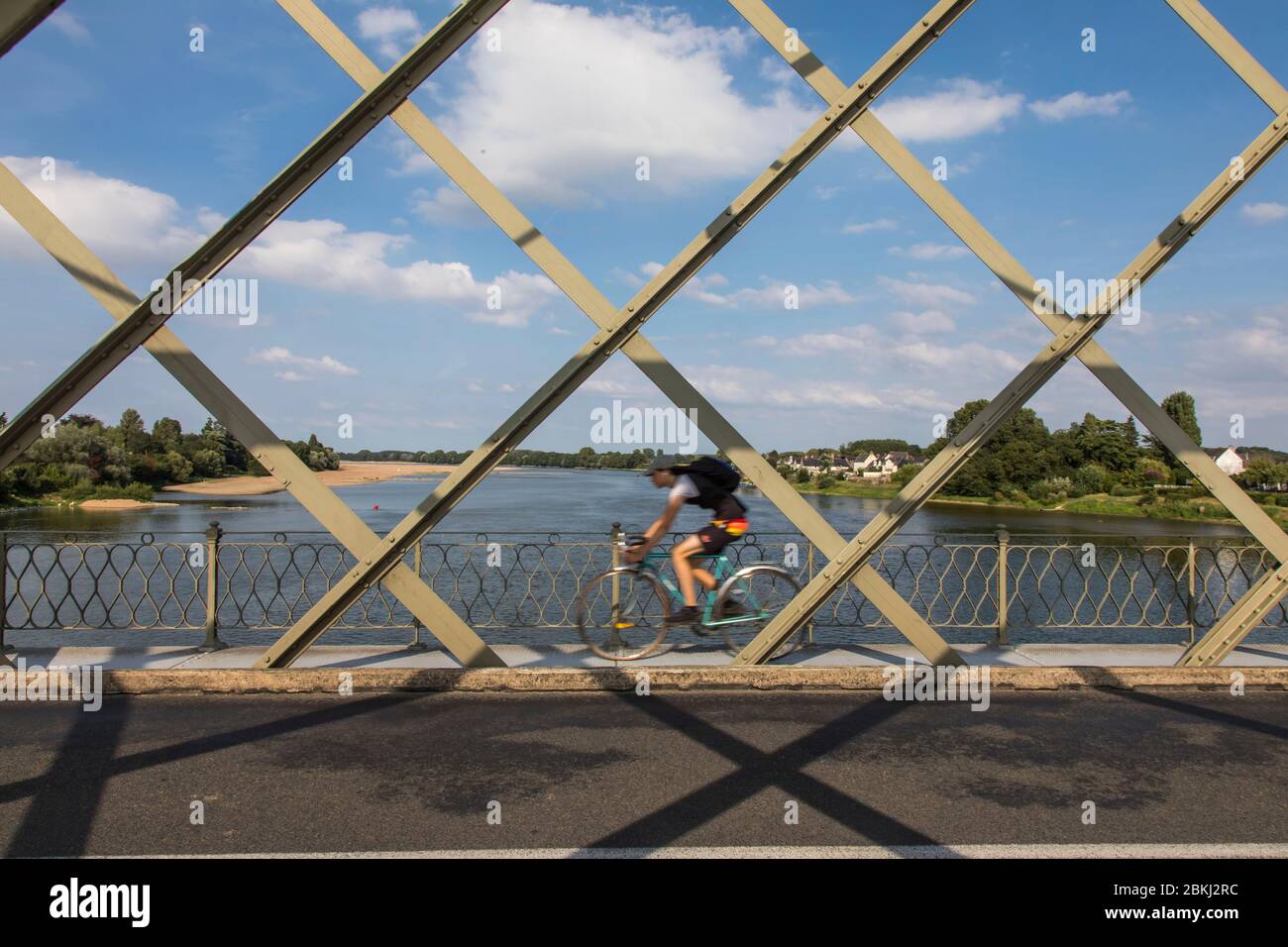 France, Maine et Loire, vallée de la Loire classée au patrimoine mondial par l'UNESCO, Béhuard, le pont de trellis de la ville double de Lombardières construit en 1947 Banque D'Images