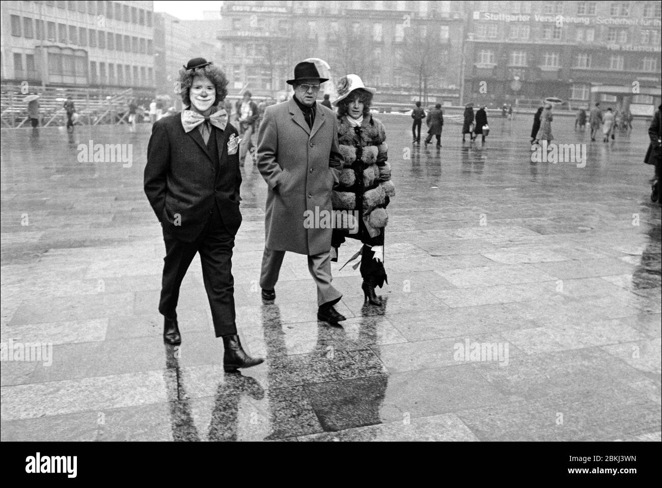 Cologne Carnival homme avec maquillage clown et grand noeud papillon femmes coupé de cravates en échange d'un baiser Février 1979 Banque D'Images