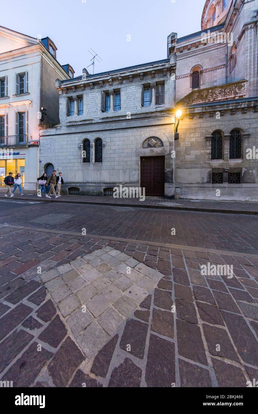 France, Indre et Loire, Vallée de la Loire classée au patrimoine mondial de l'UNESCO, Tours, marquage symbolique sur le terrain de la rue des Halles de l'emplacement des piliers de l'ancienne basilique Saint-Martin détruite après la Révolution Banque D'Images