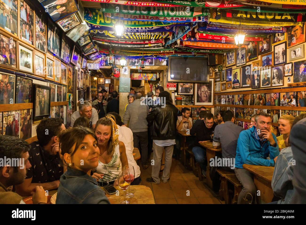 Portugal, Lisbonne, quartier Bairro Alto, Bairro Alto est l'un des quartiers les plus fréquentés de Lisbonne la nuit avec une forte concentration de bars et restaurants, l'intérieur bondé d'un bar Fado Banque D'Images