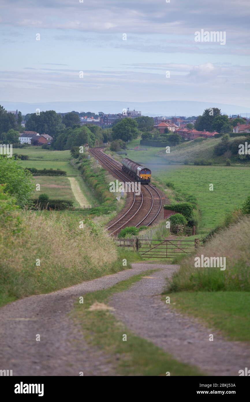 DB Cargo / EWS classe 66 locomotive 66168 passant Cummersdale sur la côte de Cumbrian avec un train de fret de réservoirs d'huile BP Banque D'Images