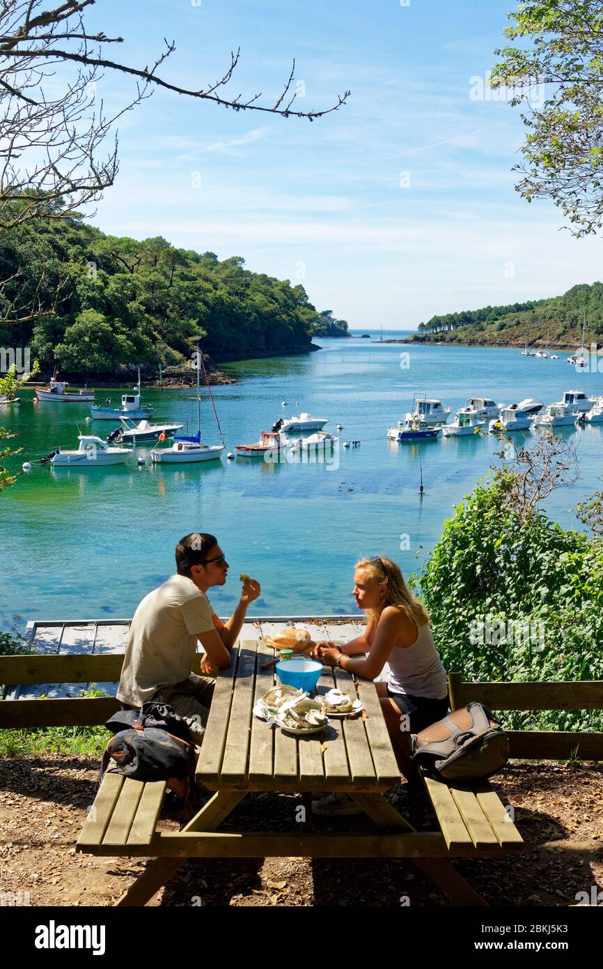 France, Finistère, Riec sur Belon, Port de Belon le long de la rivière Belon, Oyster Bar Banque D'Images France, Finistère, Riec sur Belon, Port de Belon le long de la rivière Belon, Oyster Bar Banque D'Images