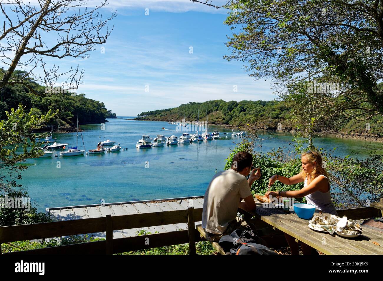 France, Finistère, Riec sur Belon, Port de Belon le long de la rivière Belon, Oyster Bar Banque D'Images France, Finistère, Riec sur Belon, Port de Belon le long de la rivière Belon, Oyster Bar Banque D'Images