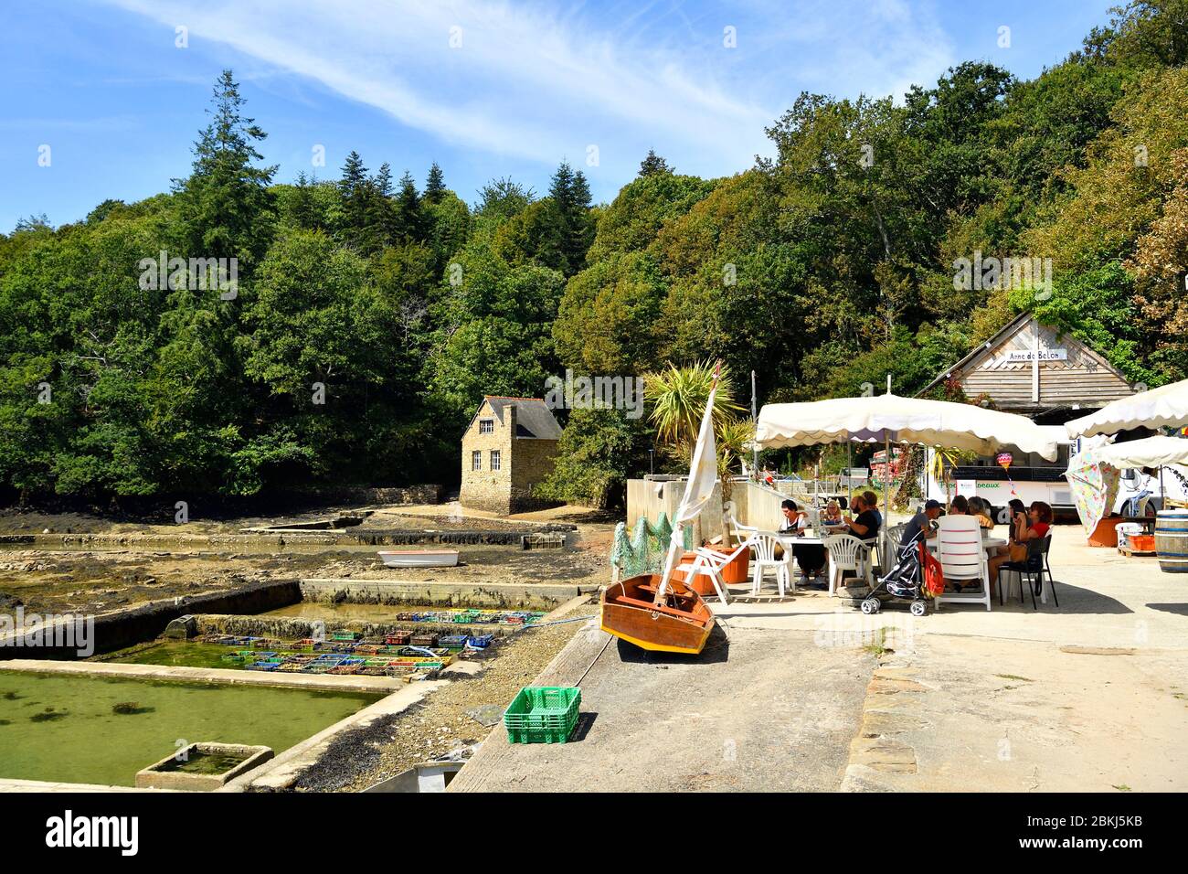 France, Finistère, Riec sur Belon, Port de Belon le long de la rivière Belon, Oyster Bar Banque D'Images France, Finistère, Riec sur Belon, Port de Belon le long de la rivière Belon, Oyster Bar Banque D'Images