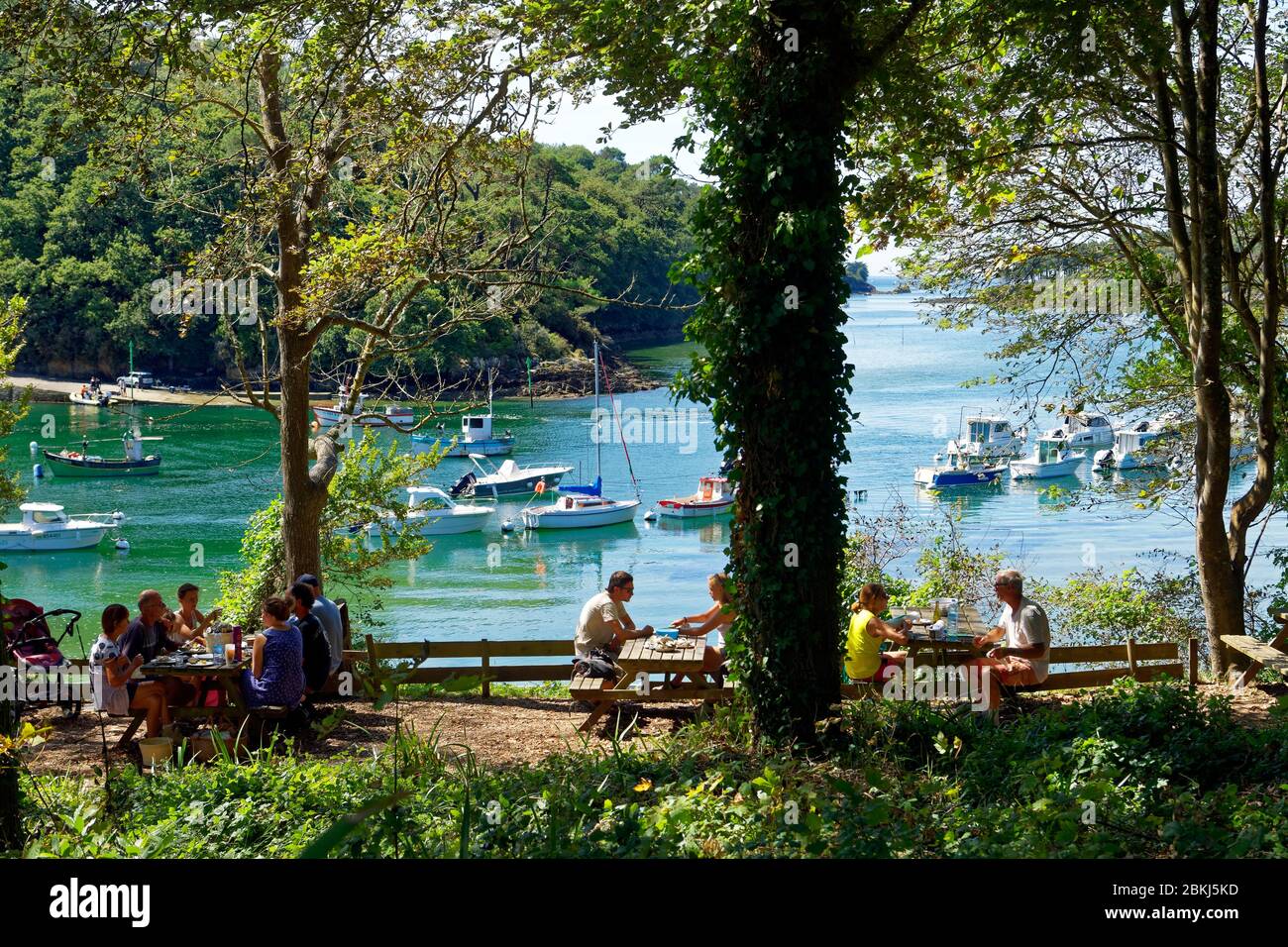 France, Finistère, Riec sur Belon, Port de Belon le long de la rivière Belon, Oyster Bar Banque D'Images France, Finistère, Riec sur Belon, Port de Belon le long de la rivière Belon, Oyster Bar Banque D'Images
