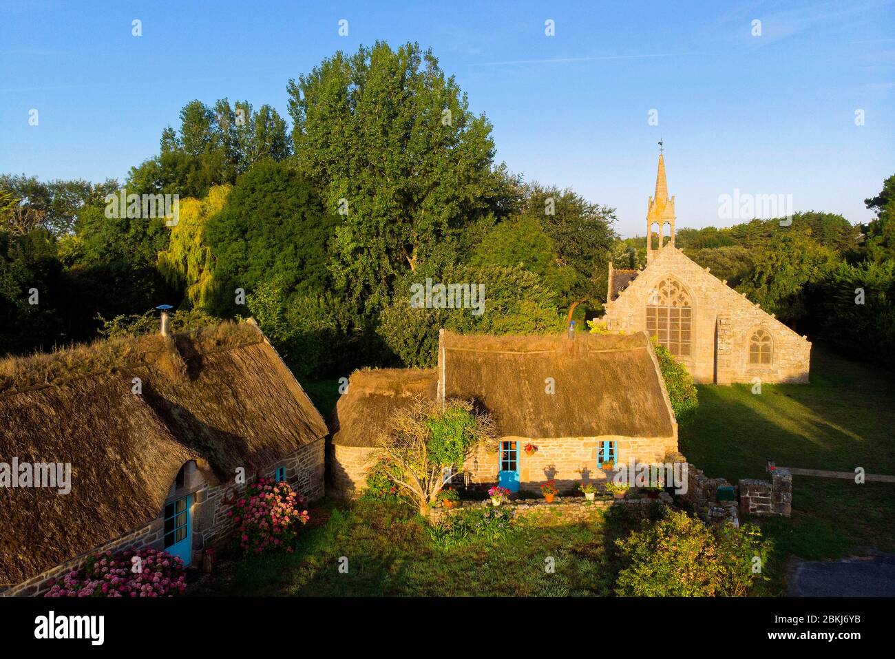 France, Finistère, Pays de Bigouden, Penmarch, hameau de la Madeleine, maisons traditionnelles avec toits en chaume et chapelle de la Madeleine Banque D'Images