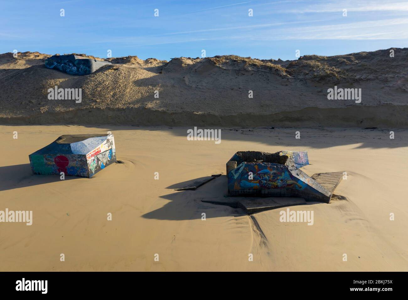 France, Gironde, bassin d'Arcachon, Cap-Ferret, bunkers sur la plage de l'océan (vue aérienne) Banque D'Images