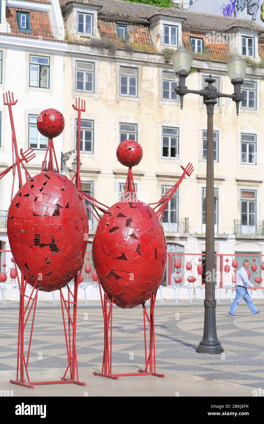 Portugal, Lisbonne, Baixa, Praça do Municipio (place de la municipalité), sculptures rouges de Jorge Vieira, inaugurée en 1998 Banque D'Images