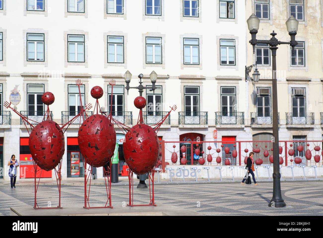 Portugal, Lisbonne, Baixa, Praça do Municipio (place de la municipalité), sculptures rouges de Jorge Vieira, inaugurée en 1998 Banque D'Images