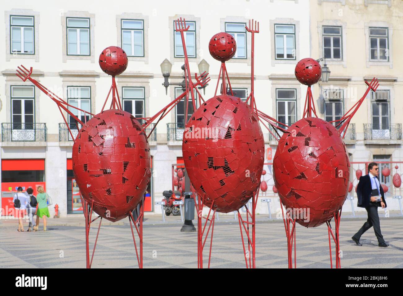 Portugal, Lisbonne, Baixa, Praça do Municipio (place de la municipalité), sculptures rouges de Jorge Vieira, inaugurée en 1998 Banque D'Images