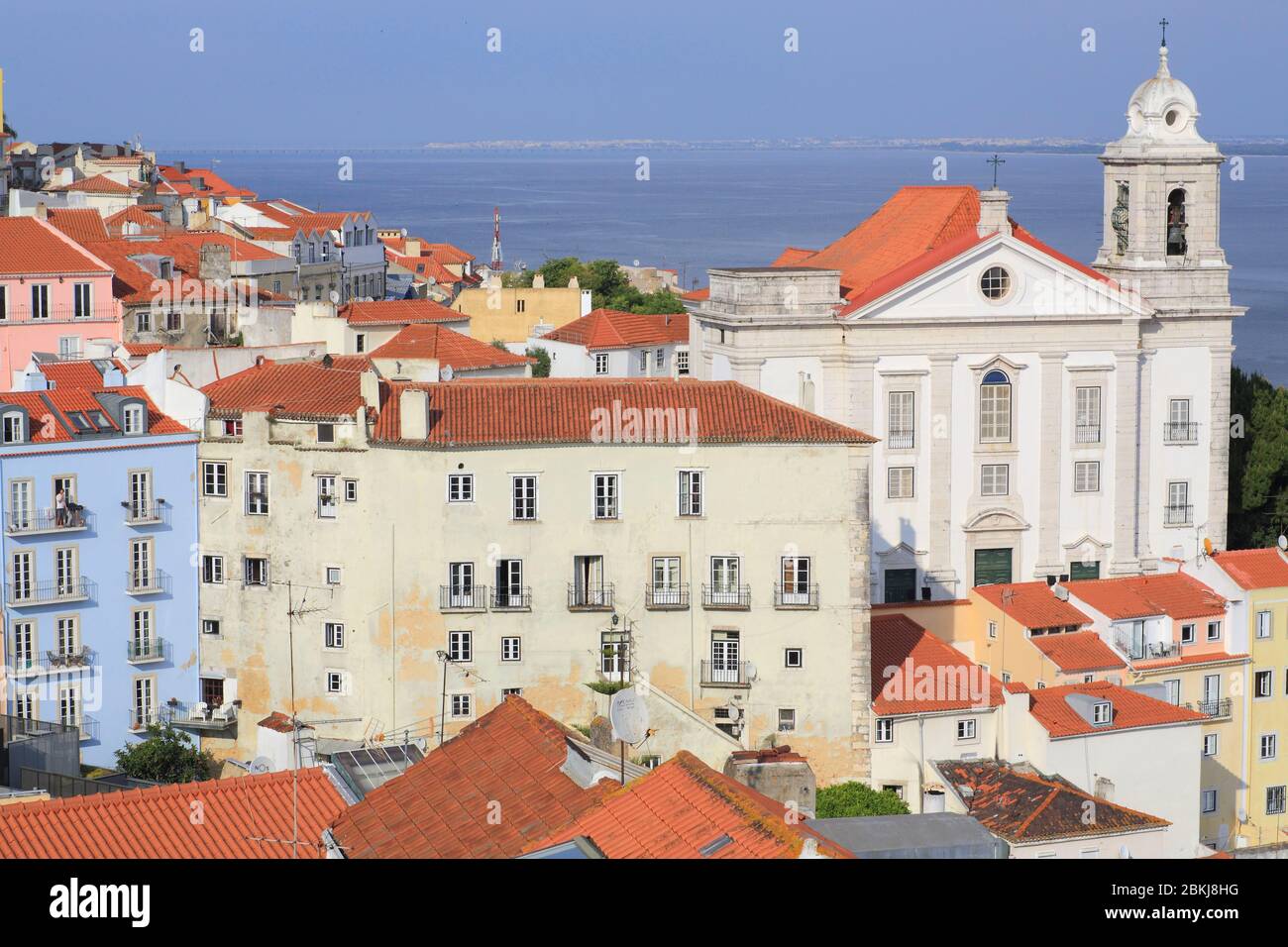 Portugal, Lisbonne, Alfama, Miradouro das Portas do sol, belvédère avec vue sur l'église Saint-Étienne (Igreja de Santo Estêvão) et le Tage Banque D'Images