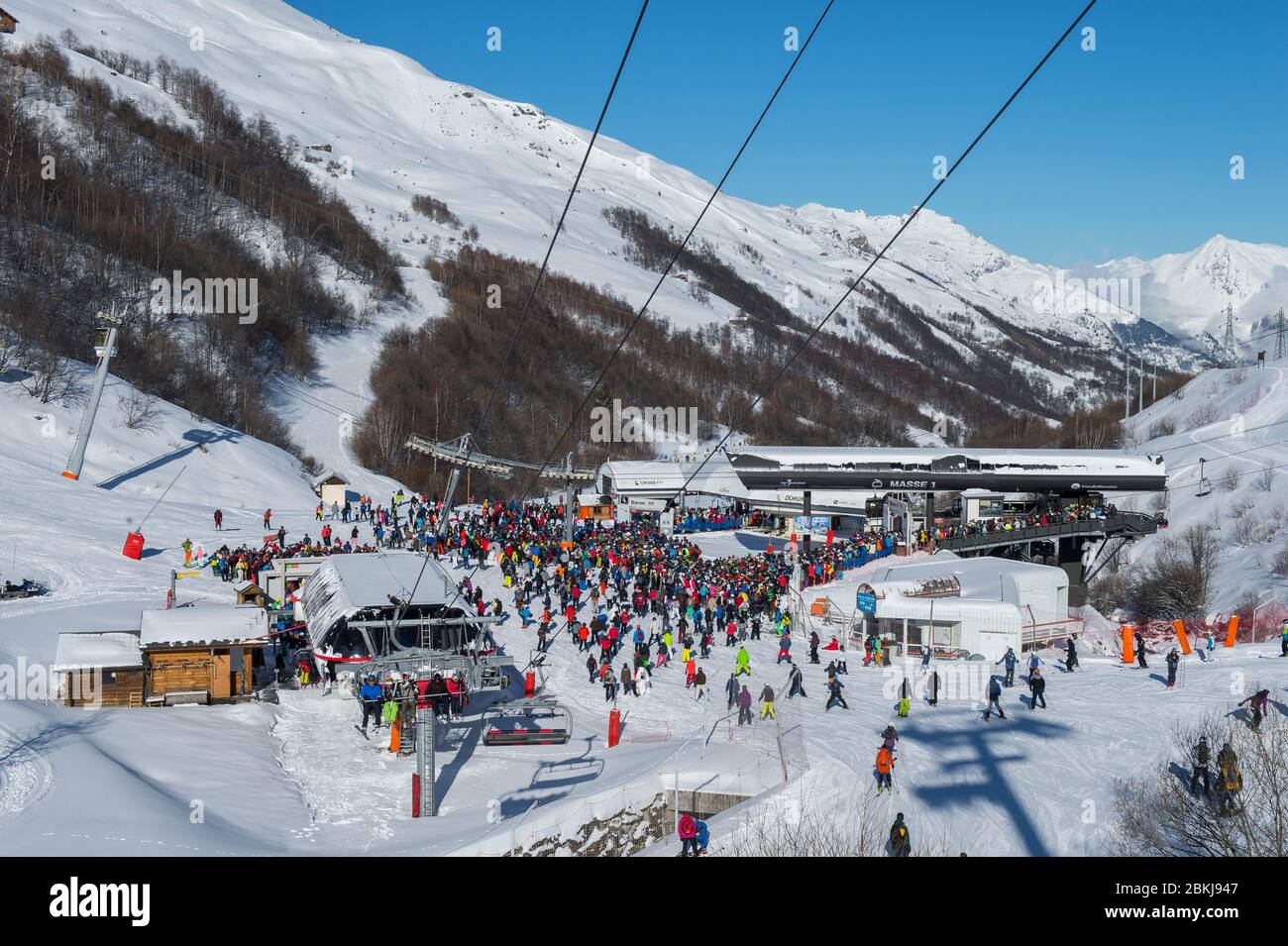 France, Savoie (73) massif de la Vanoise, domaine skiable des trois vallées, Saint Martin de Belleville, les Menuires, beaucoup de gens au pied de la gare au départ des téléphériques de masse Banque D'Images