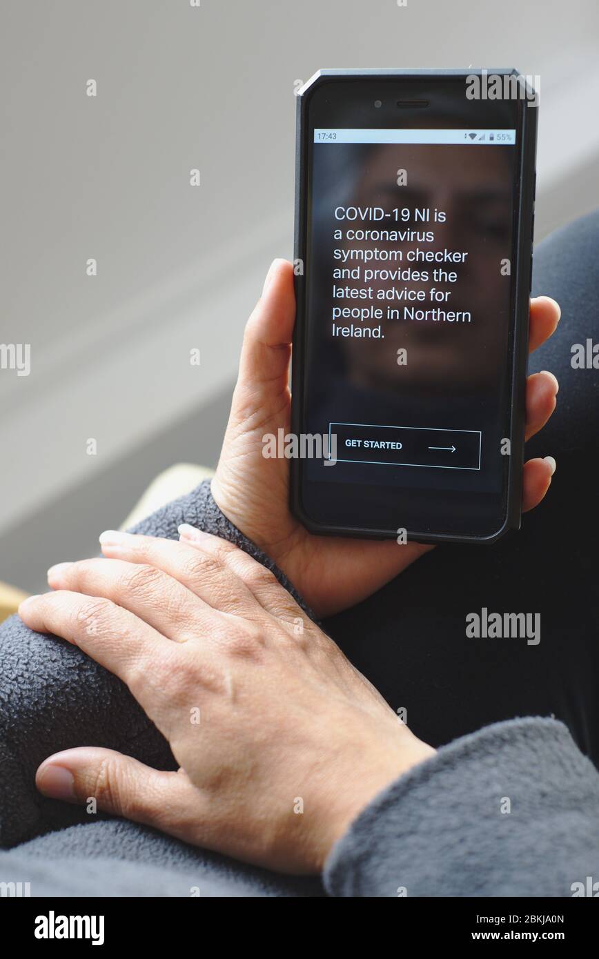 COVID-19 testeur de symptômes et conseils smartphone APP Irlande du Nord Royaume-Uni Banque D'Images