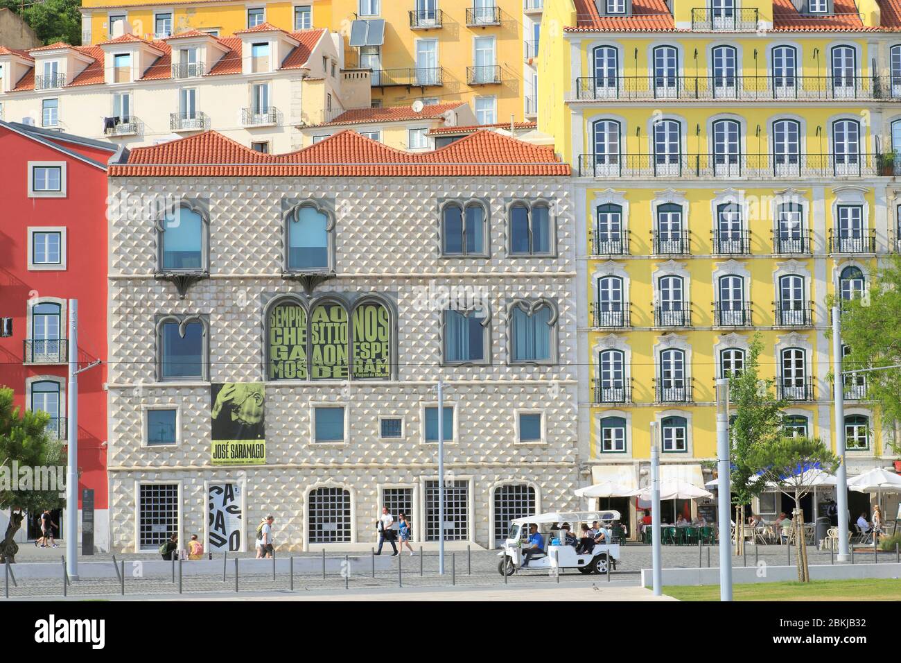Portugal, Lisbonne, Alfama, Casa dos Bicos Construit en 1523 à partir de Campo das Ceboles, la Maison de Brás de Albuquerque qui abrite la Fondation José Saramago est reconnaissable par sa façade recouverte de pierres coupées en forme de point de diamant Banque D'Images