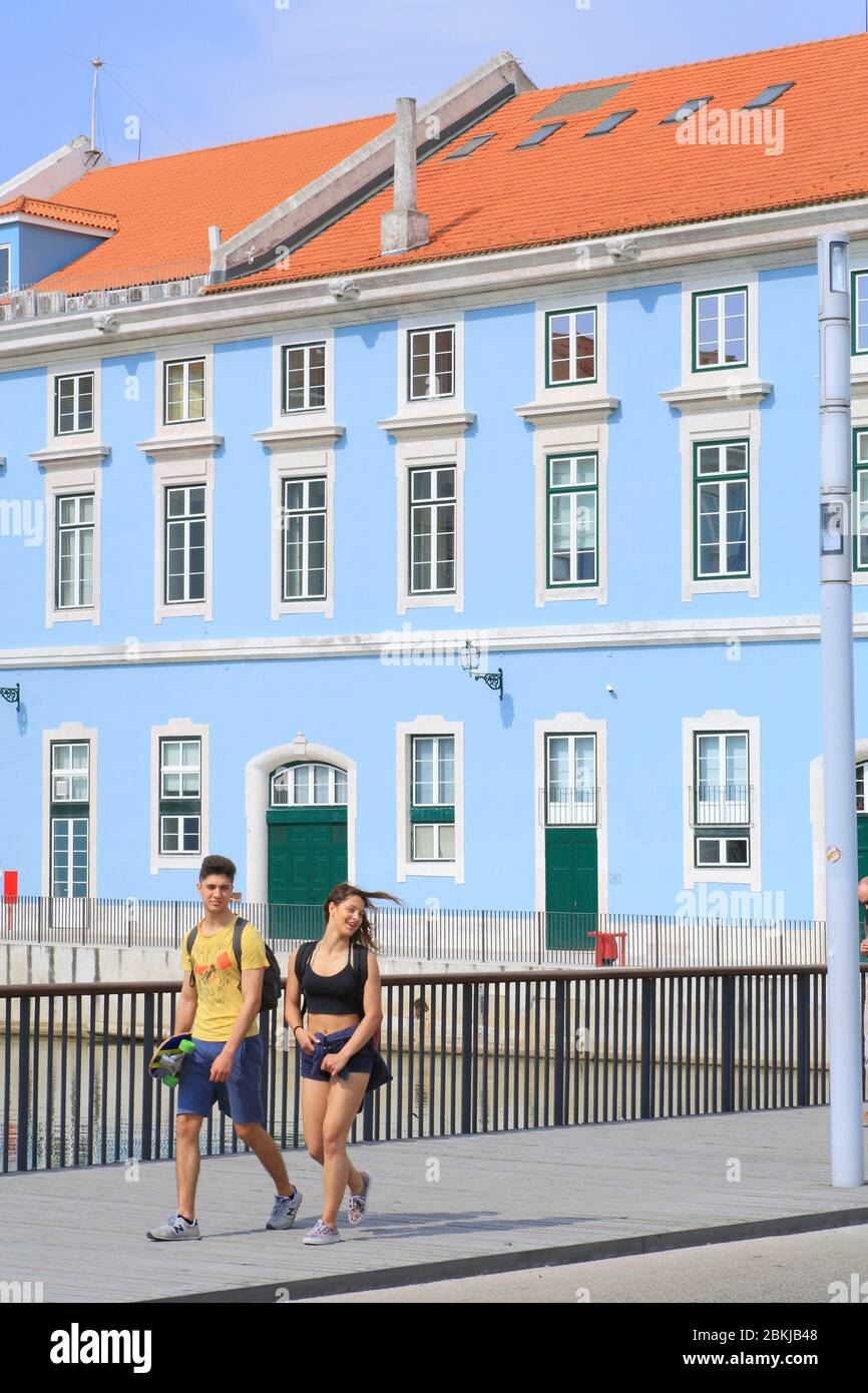 Portugal, Lisbonne, Avenida Ribeira das Naus, marcheurs avec le Ministère de la mer en arrière-plan Banque D'Images