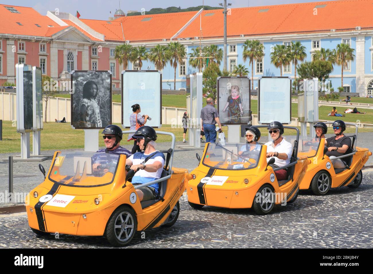 Portugal, Lisbonne, Ribeira das Naus, visite guidée avec les voitures cabriotables GoCar Banque D'Images
