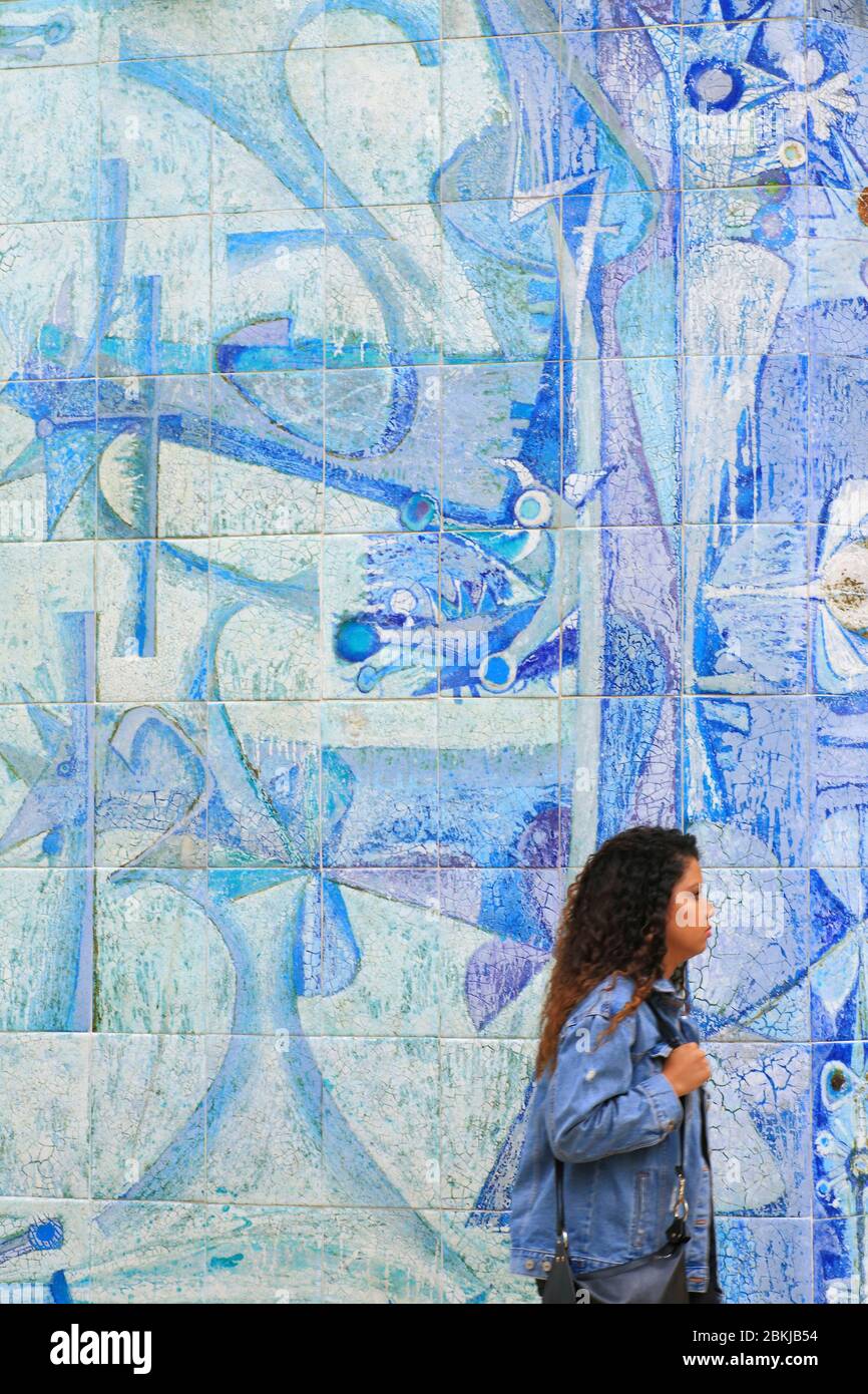 Portugal, Lisbonne, Chiado, mur de céramique des années 1960 par le céramiste Querubim Lapa Banque D'Images