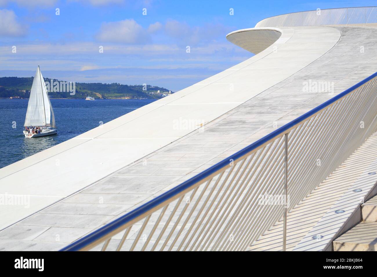 Portugal, Lisbonne, Belém, banques du Tage, MAAT (Musée d'Art, d'Architecture et de technologie ou Museu de Arte, Arquitetura e Tecnologia) inauguré en 2016 et conçu par l'architecte britannique Amanda Levete Banque D'Images