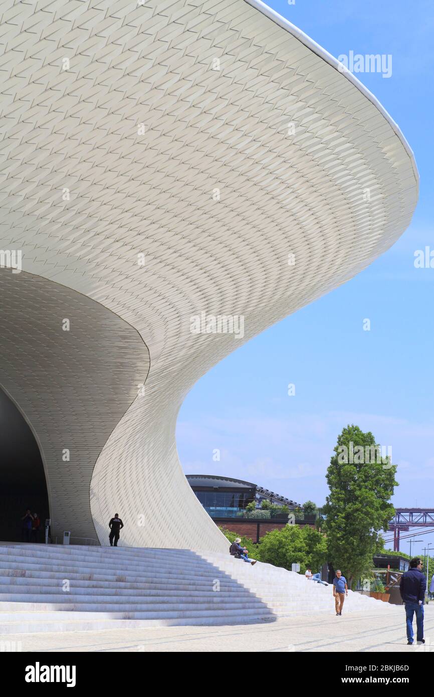Portugal, Lisbonne, Belém, MAAT (Musée d'Art, d'Architecture et de technologie ou Museu de Arte, Arquitetura e Tecnologia) inauguré en 2016 et conçu par l'architecte britannique Amanda Levete Banque D'Images