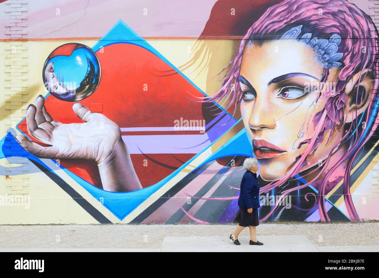 Portugal, Lisbonne, Lapa, avenida 24 de Julho, art de la rue par l'artiste Styler Banque D'Images